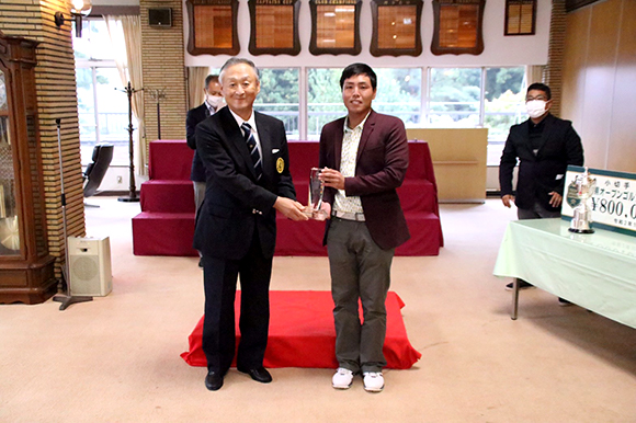 栃木県オープンゴルフ選手権大会　表彰式の様子
